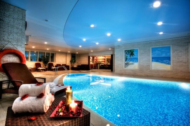 Mathema Premium Aparthotel - Photo2