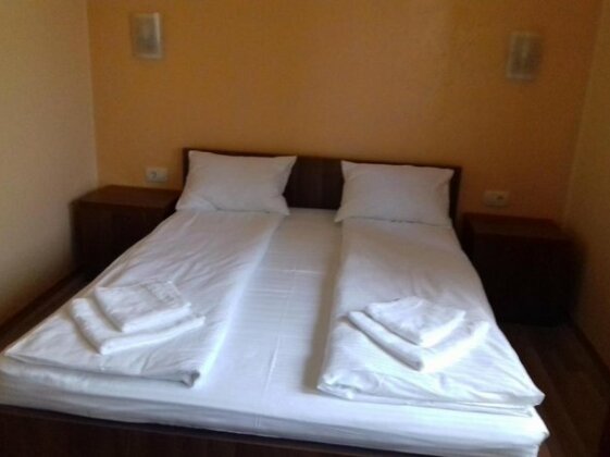  Photo 1