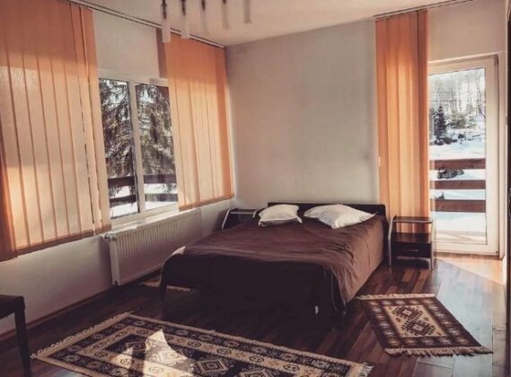 Iulia's Guesthouse - Photo4