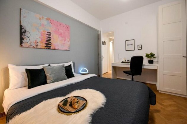 MARBLE & PASTELS - Homey Central Apartment - Photo2