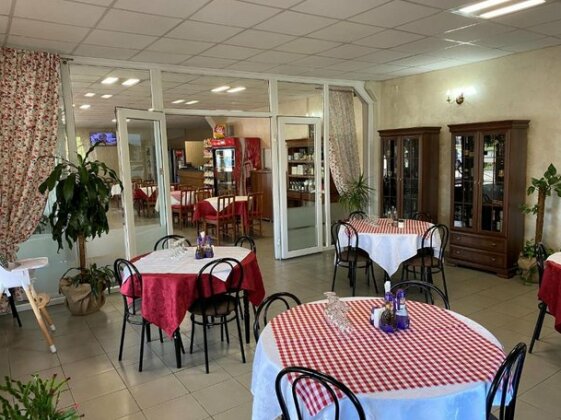 KM 80 Restaurant & Hotel - Photo2
