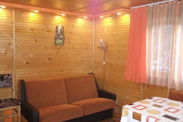 Szilvia Vendeghaz Izvoare - Photo3