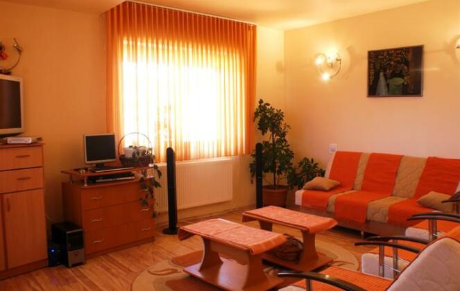 Ina Guesthouse - Photo4