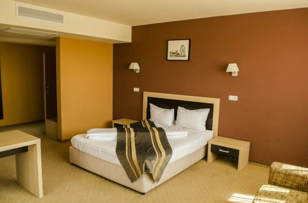 Hotel Oxford Inns & Suites - Photo2