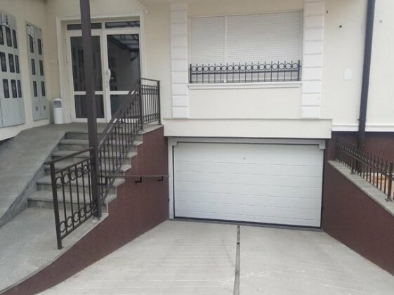 Isidora+Free Parking Space - Photo3