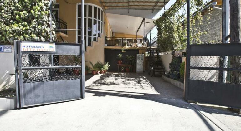 Caucasian Yard Guest House - Photo2