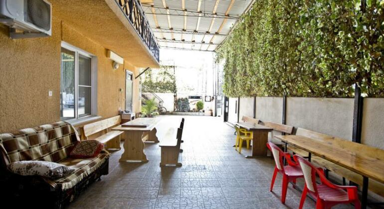 Caucasian Yard Guest House - Photo3