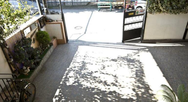 Caucasian Yard Guest House - Photo4