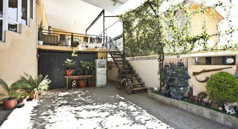 Caucasian Yard Guest House - Photo5