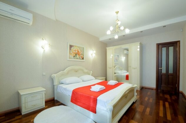 Pyat' Zvezd Lyuks Na Ploschadi Revolyutsii Apartments - Photo4