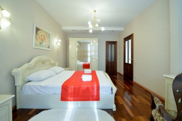 Pyat' Zvezd Lyuks Na Ploschadi Revolyutsii Apartments - Photo5