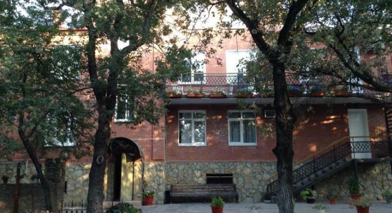 Guest House on Lazurnaya