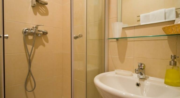 Hostel in Hotel - Photo4