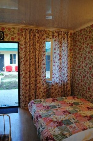 V Gostyah U Skazki Guest House - Photo3