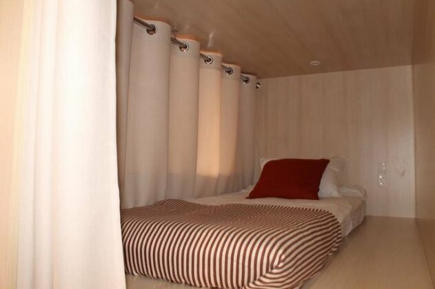 Dad and Cat Capsule Hotel - Photo2
