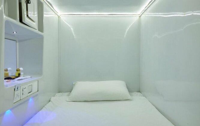 Molotoff Capsule Hotel - Photo5