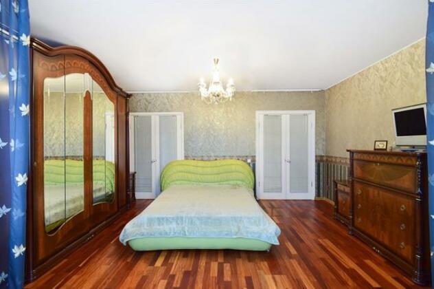 Yut Apartments