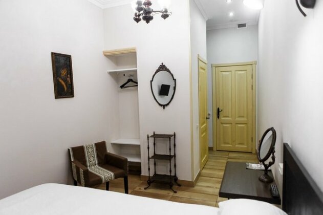 Brick Walls Hotel - Photo3