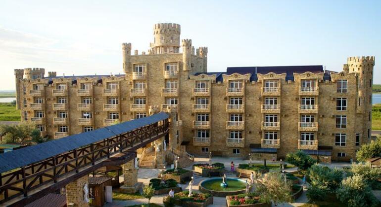 Hotel Zamok Arov