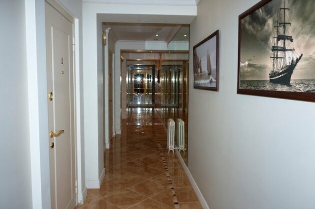 Riv'era Gold Apartments - Photo2