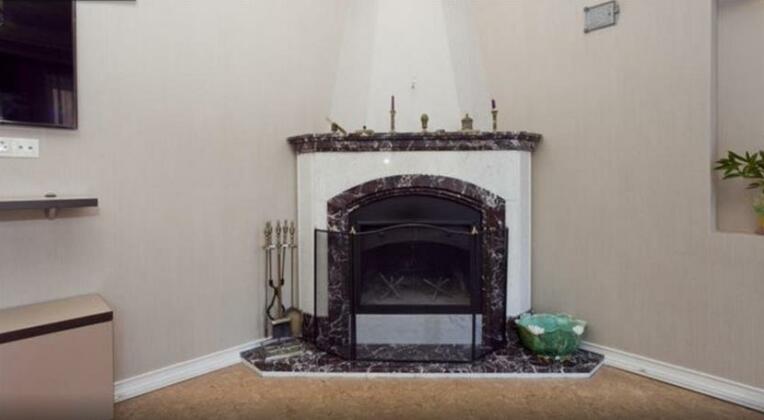 Room with Fireplace - Photo2