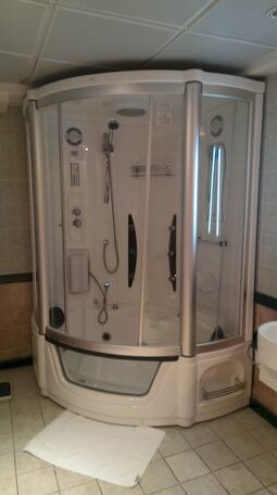 Avail Grand Hotel & Suites - Photo3
