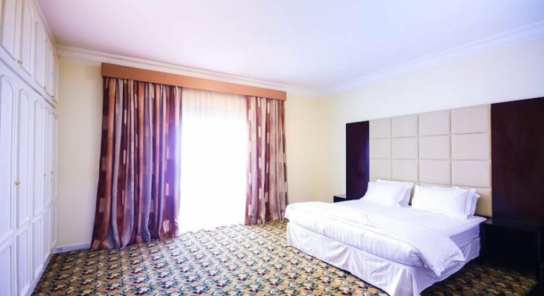 Rose Garden Hotel Suites - Photo4