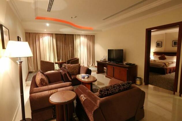 Crown Tower Hotel - Photo3