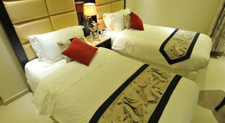 Al Janaderia Suites 7 - Photo4