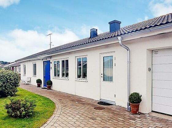 Two-Bedroom Holiday Home in Borgholm - Photo3