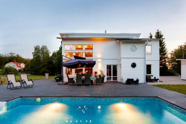 Exclusive villa with pool near Sthlm city and lake - Photo2