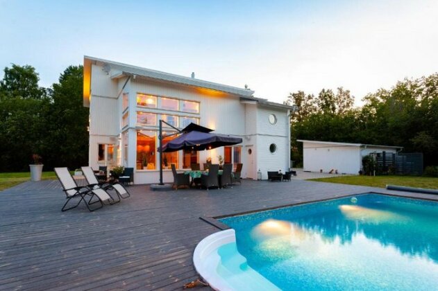 Exclusive villa with pool near Sthlm city and lake - Photo3