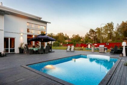Exclusive villa with pool near Sthlm city and lake
