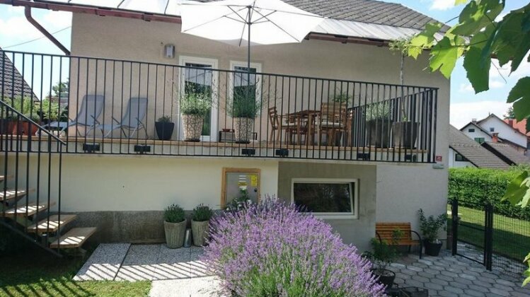  Photo 1