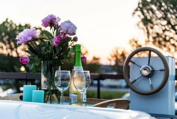 Premium Houseboat - Photo2