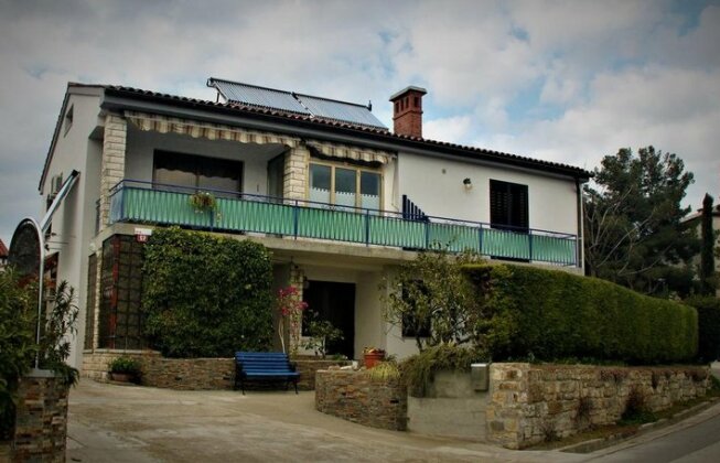  Photo 1