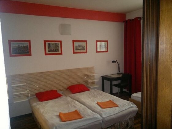 Red Apartment Bratislava - Photo4