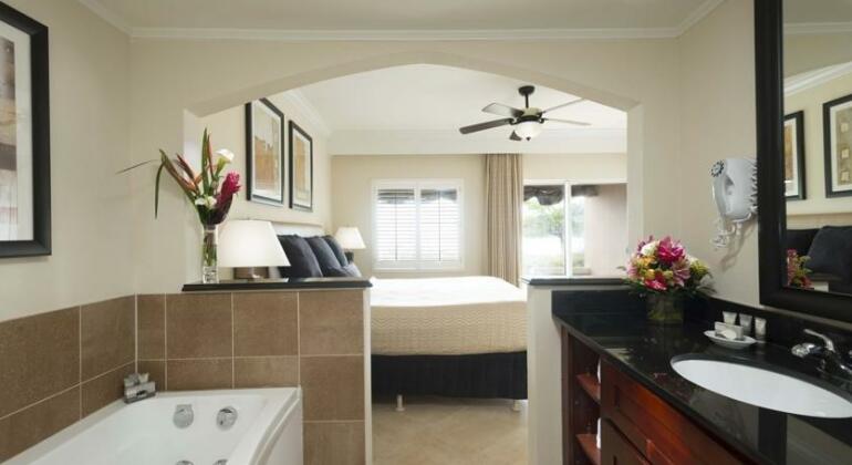 Suites at Divi Little Bay Beach Resort - Photo4