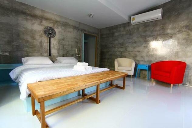8twenty Three - Photo3