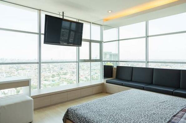 2br Penthouse On Mrt Crazy View - Photo2