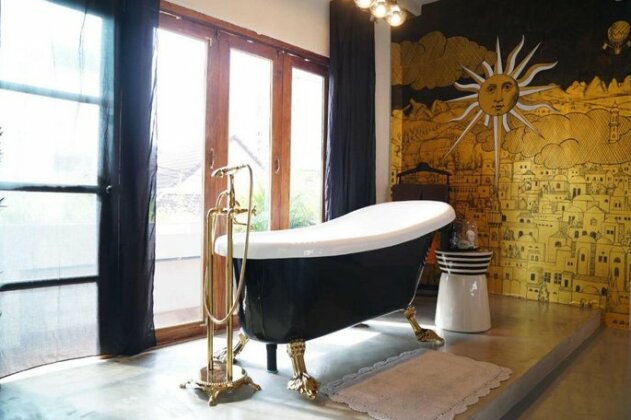 Quirky and Artistic Home with a Copper Bath and DIY Breakfast - Photo3