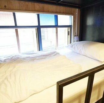 The Local Surasak Hostel - Photo5