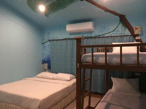 The Corner Transit Hostel - Photo3