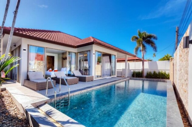 Stylish brand new 3 bed pool villa nearby Bangtao beach