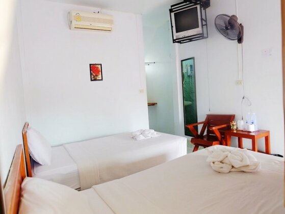 Orchids Guesthouse - Photo2