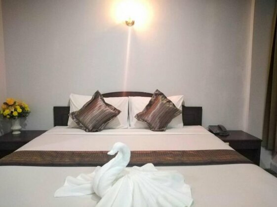 A P Court Hotel - Photo2