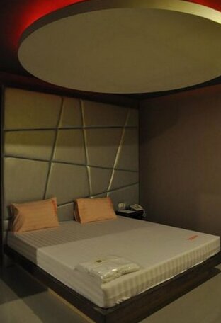 In and Out Hotel - Photo2