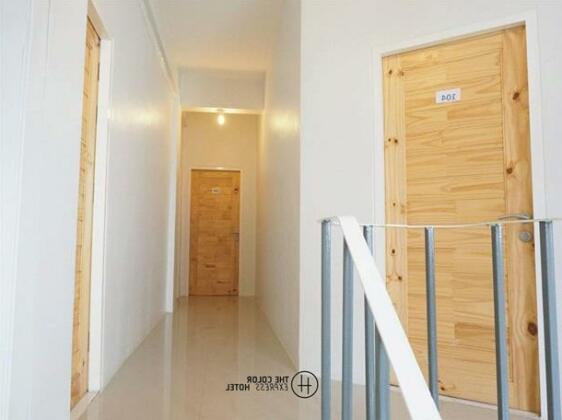 The Color Express Hotel - Photo4