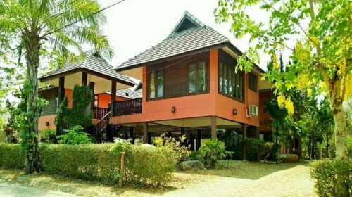 Baan Ratana Hostel-king size bedrooms