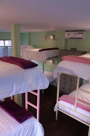 Enchanted Girls Backpackers - Photo4